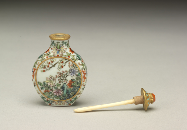 Porcelain-body famille-rose snuff bottle with a peonies-of-wealth design, Qianlong reign (1735-1796), Qing dynasty-China Archive